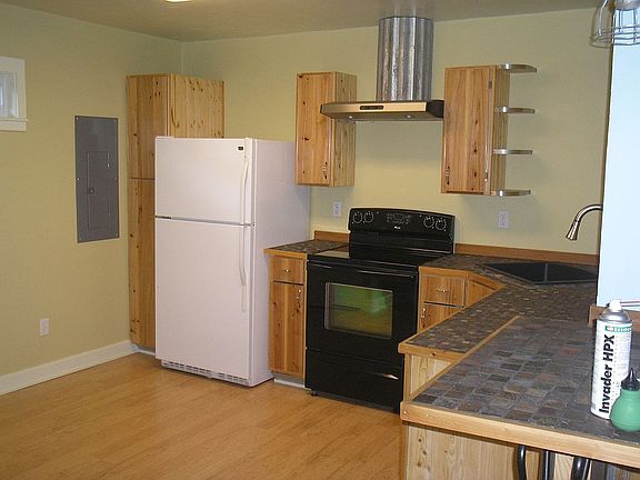 5th image of 741 Gwen St