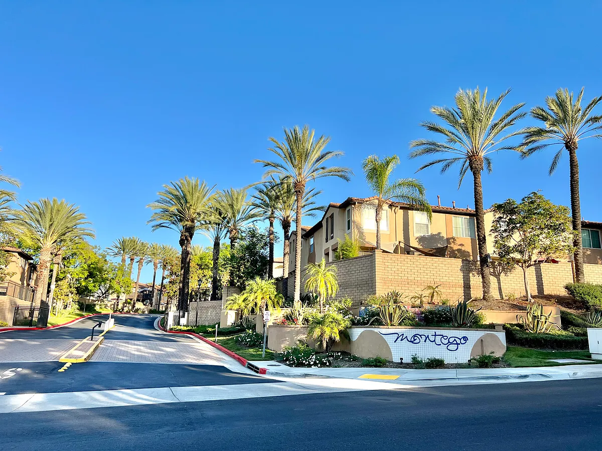 Lovely entrance to the gated community of Montego Bay in Murrieta - 30433 Buccaneer Bay