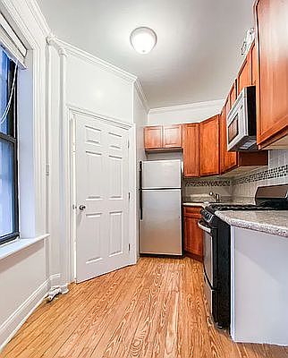 3rd image of 26 Grand St APT 8