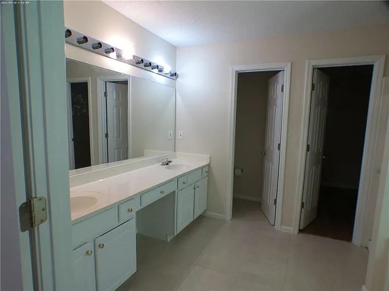 3674 Kentford Ln — Photo 9