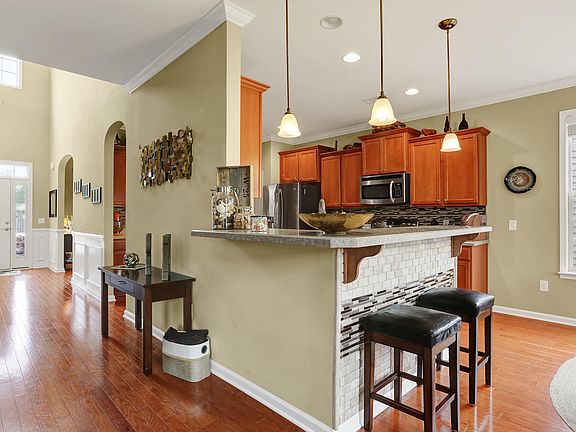 3rd image of 576 Lune Court