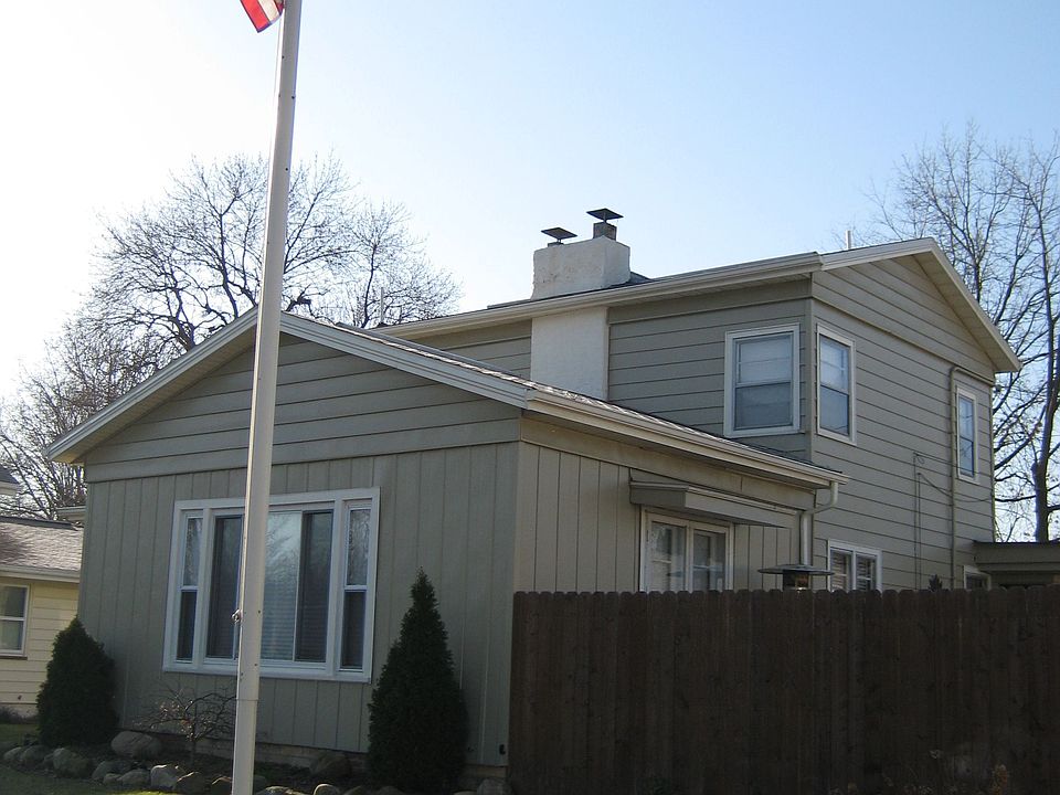 1st image of 745 Lake Ave NE