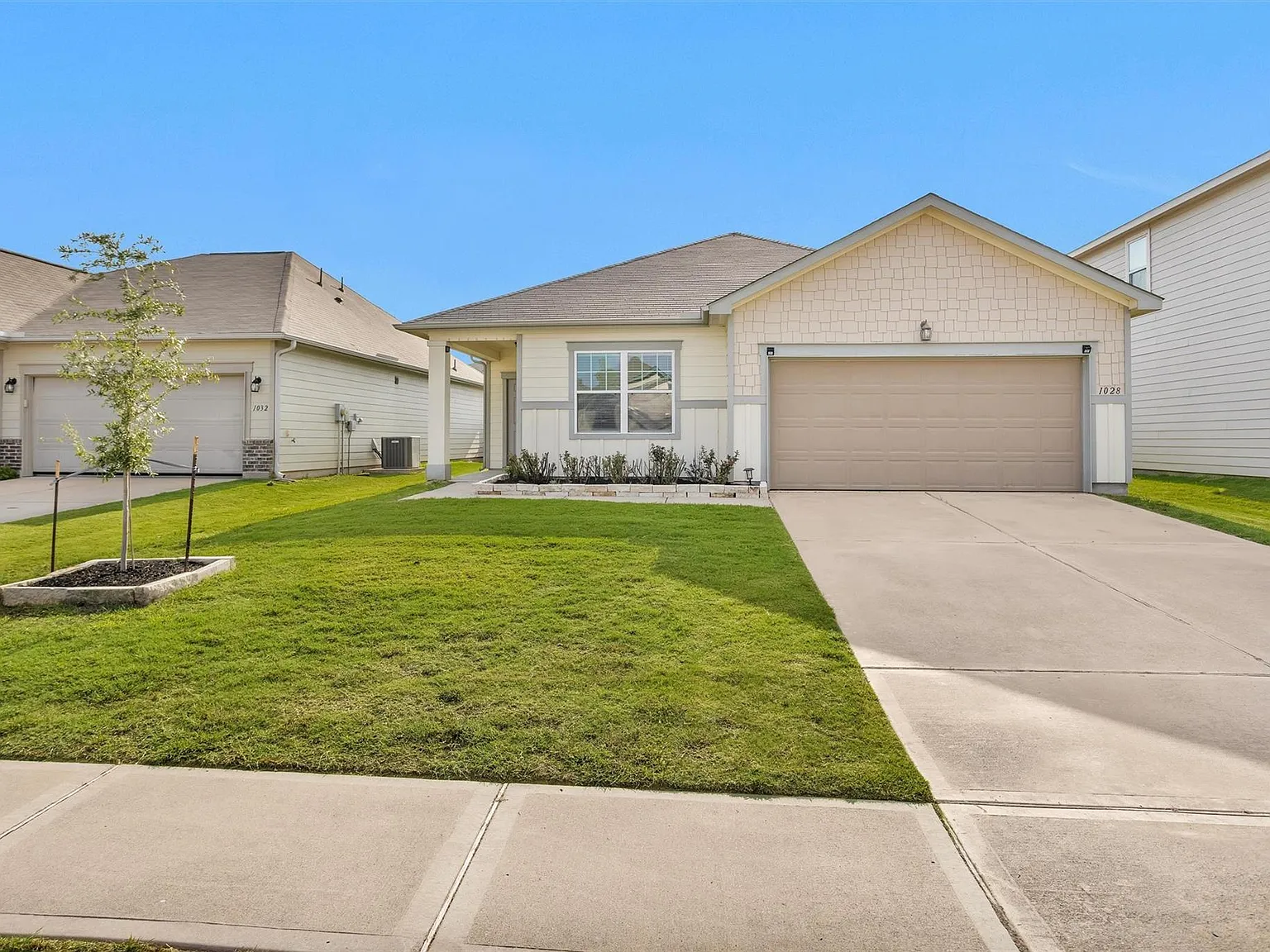 3 bed, 2.0 bath, 1434 sqft, $2,000 — Photo 2