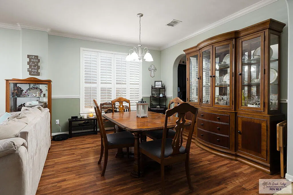 5 bed, 4.0 bath, 4696 sqft, $3,200 — Photo 4