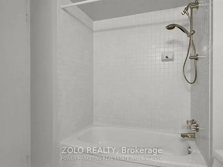 2759 Carousel Cres #1206 — Photo 21
