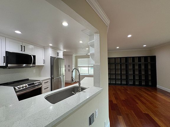 5th image of 7148 Clarendon St
