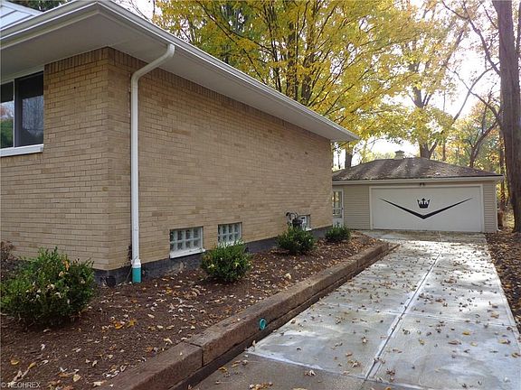 3rd image of 27747 Hollywood Dr