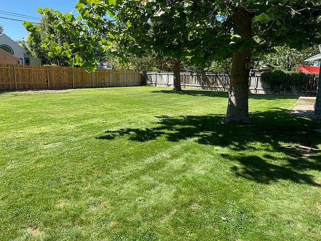2nd image of 415 N Riverview Dr