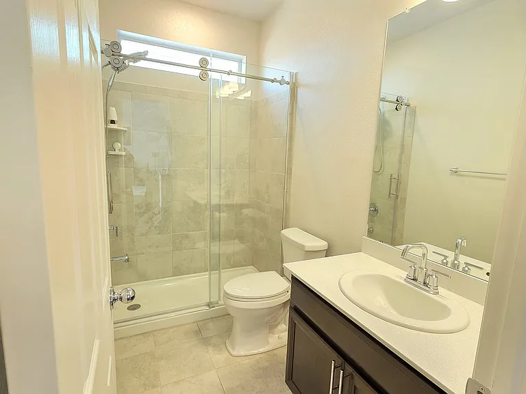 Main floor full bathroom