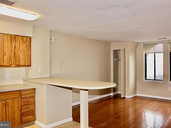 2nd image of 1426 W Porter St Floor 3