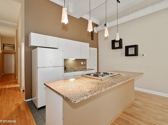 4th image of 1100 W Cornelia Ave APT 116