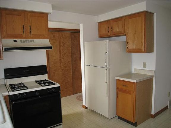 5th image of 527 Burroughs Dr