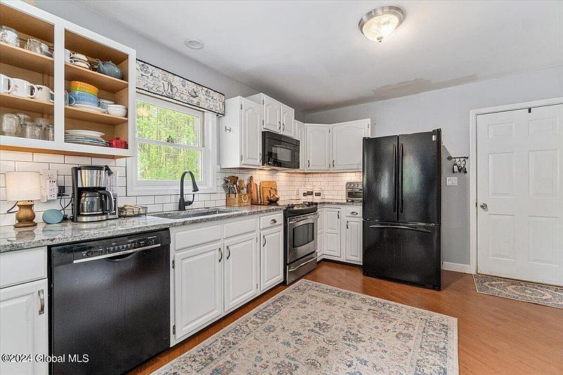 4th image of 861 Middleline Road