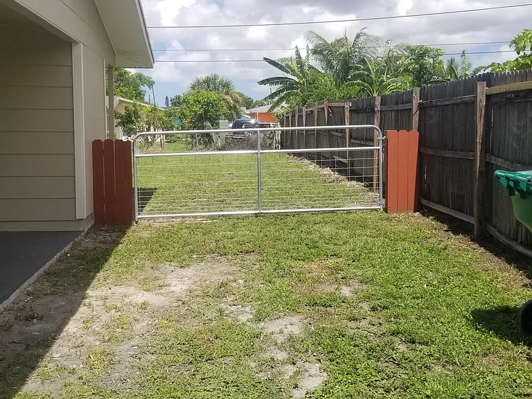 2043 45th Ter SW — Photo 4