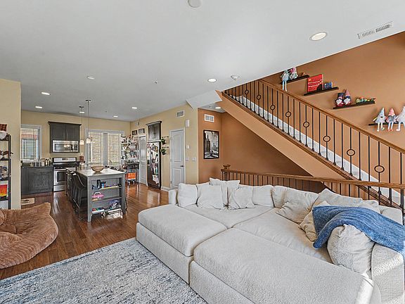 4th image of 922 Warren Ave Unit 103