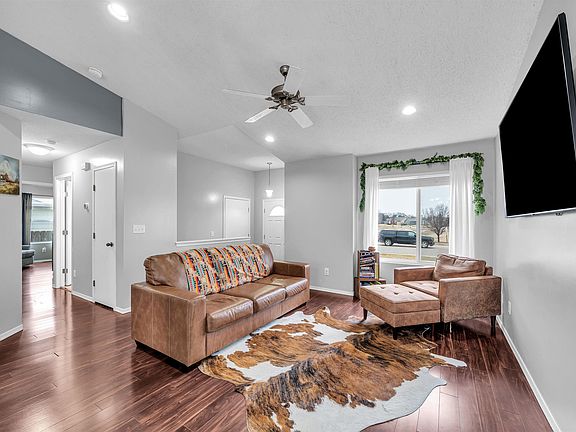 5th image of 1101 N Raintree Dr