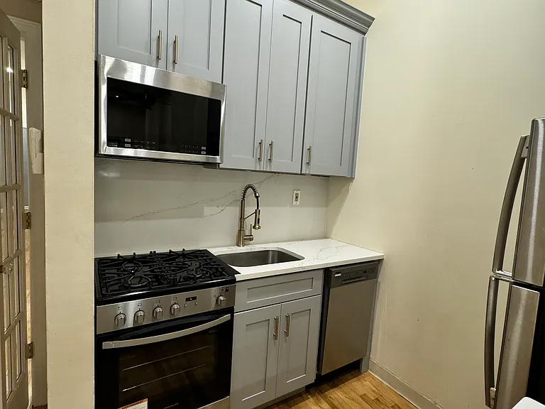 157 14th St #1R — Photo 16