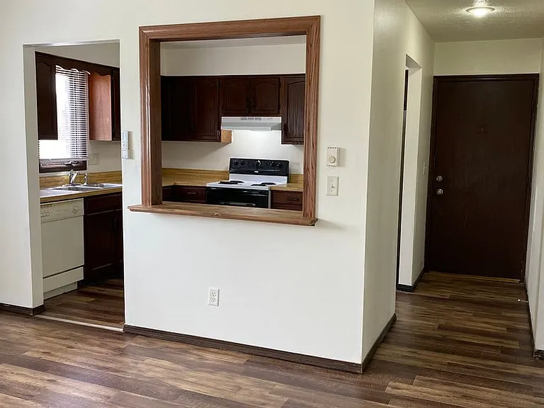Immaculate Updated 1 & 2 Bedroom with 1 Bath — Photo 17