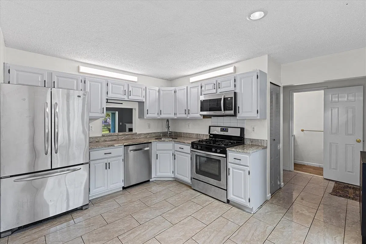 3 bed, 2.5 bath, 1760 sqft, $3,350 — Photo 3