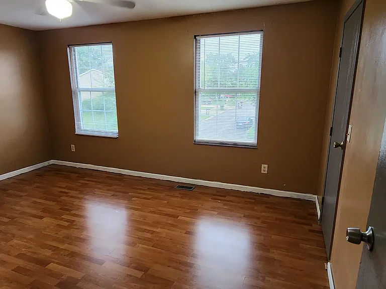 5052 Crockett Dr — Photo 2