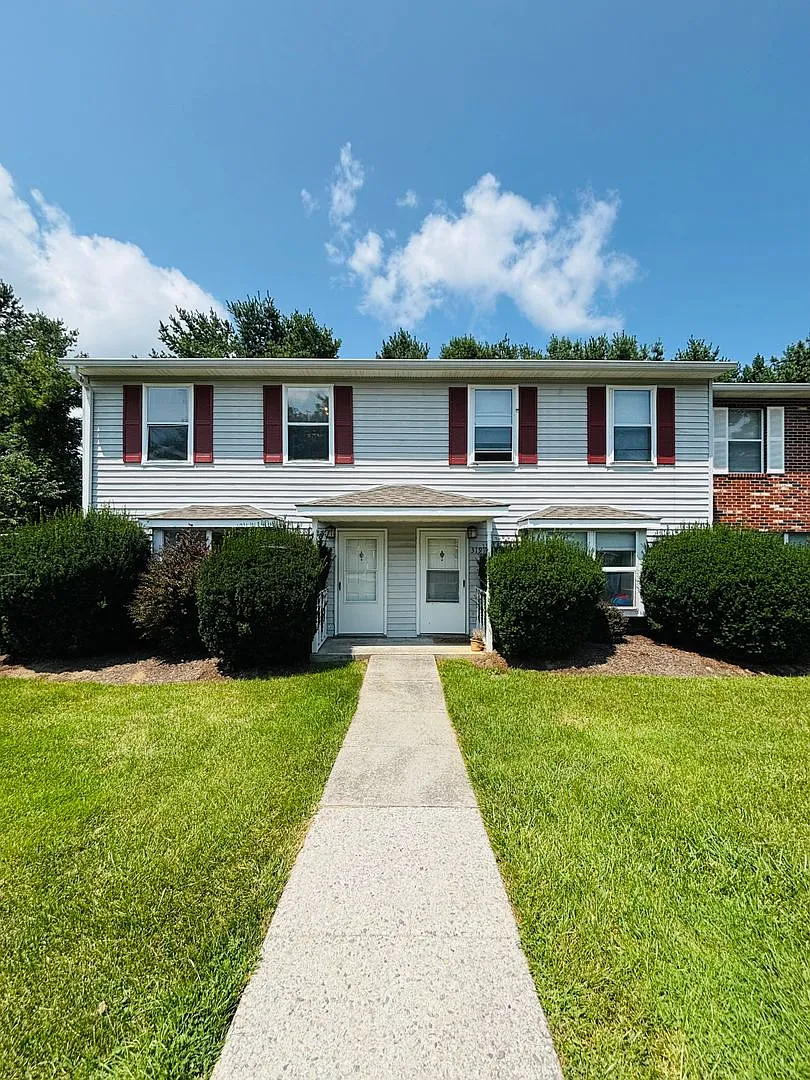 4 Bedroom 2.5 Bath Townhouse — Photo 3