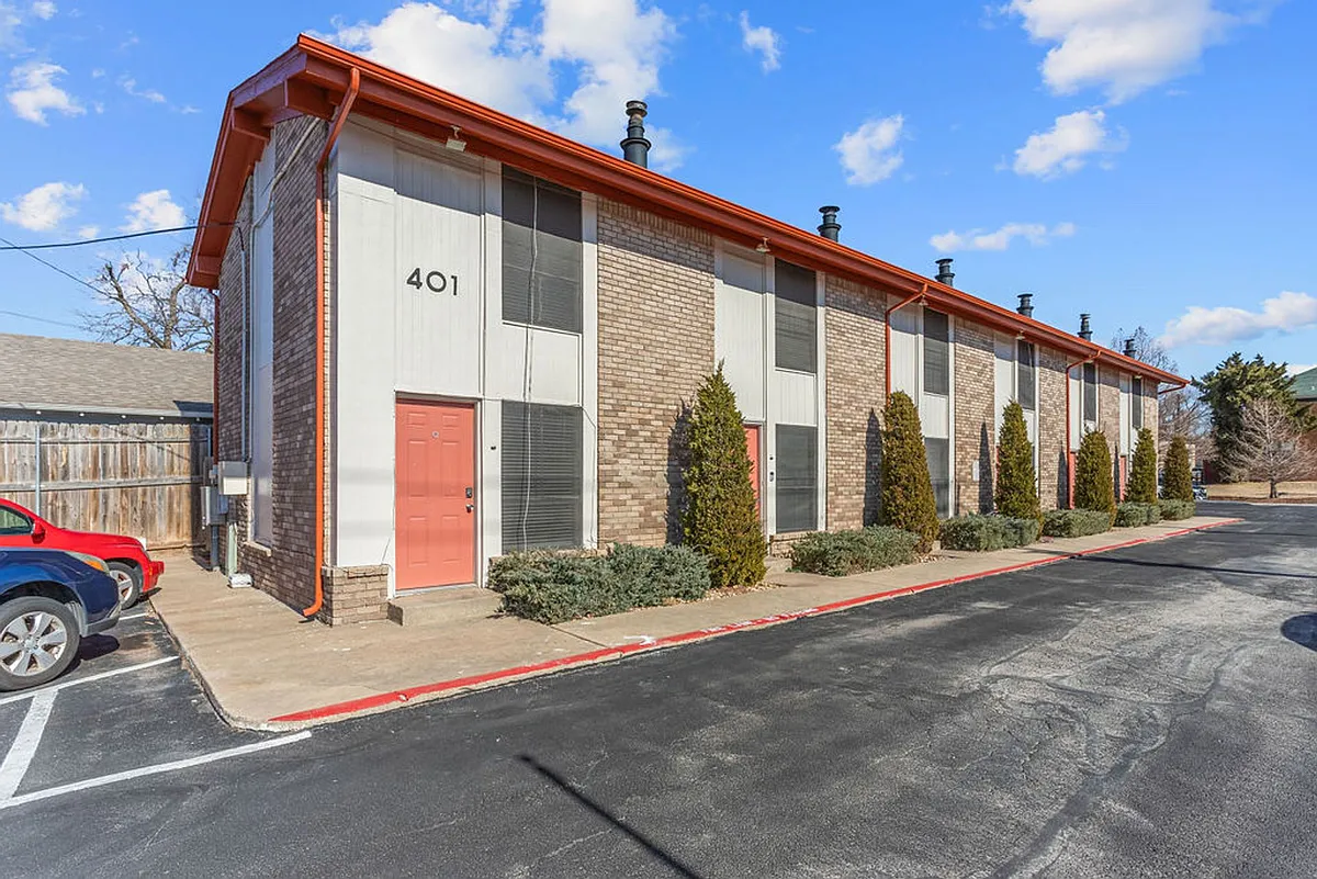 Building Photo - 401 NW 24th St