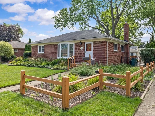 999 Huntington Dr, Mount Clemens, MI 48043