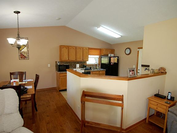 3rd image of 23585 Mapleridge Dr