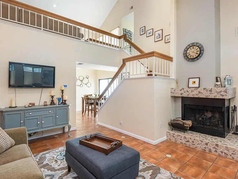 4864 Sawyer Ave — Photo 2