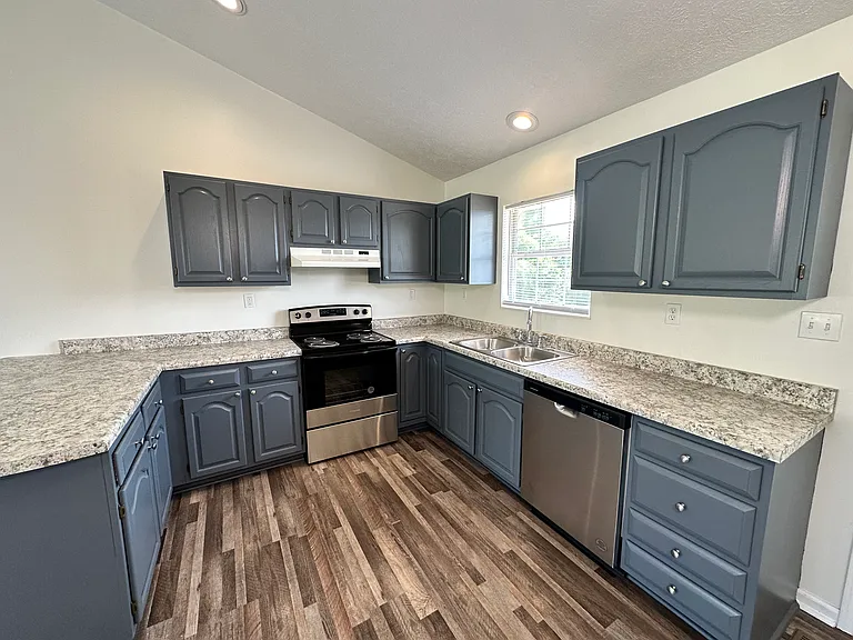 Full Kitchen with new stainless appliances