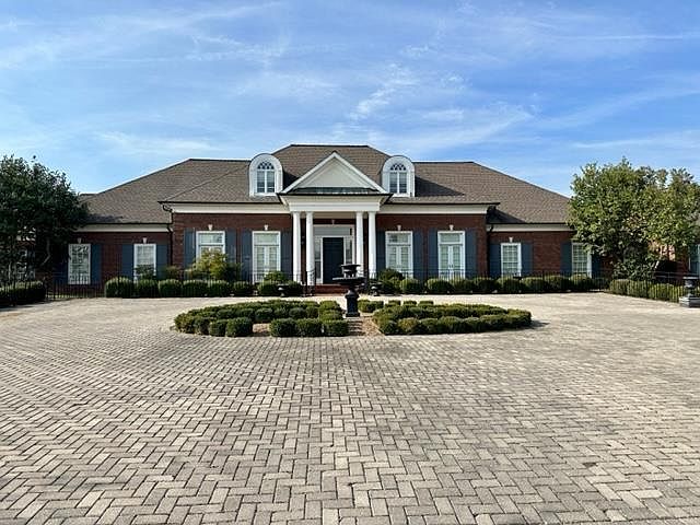 2nd image of 760 Oakwood Ln