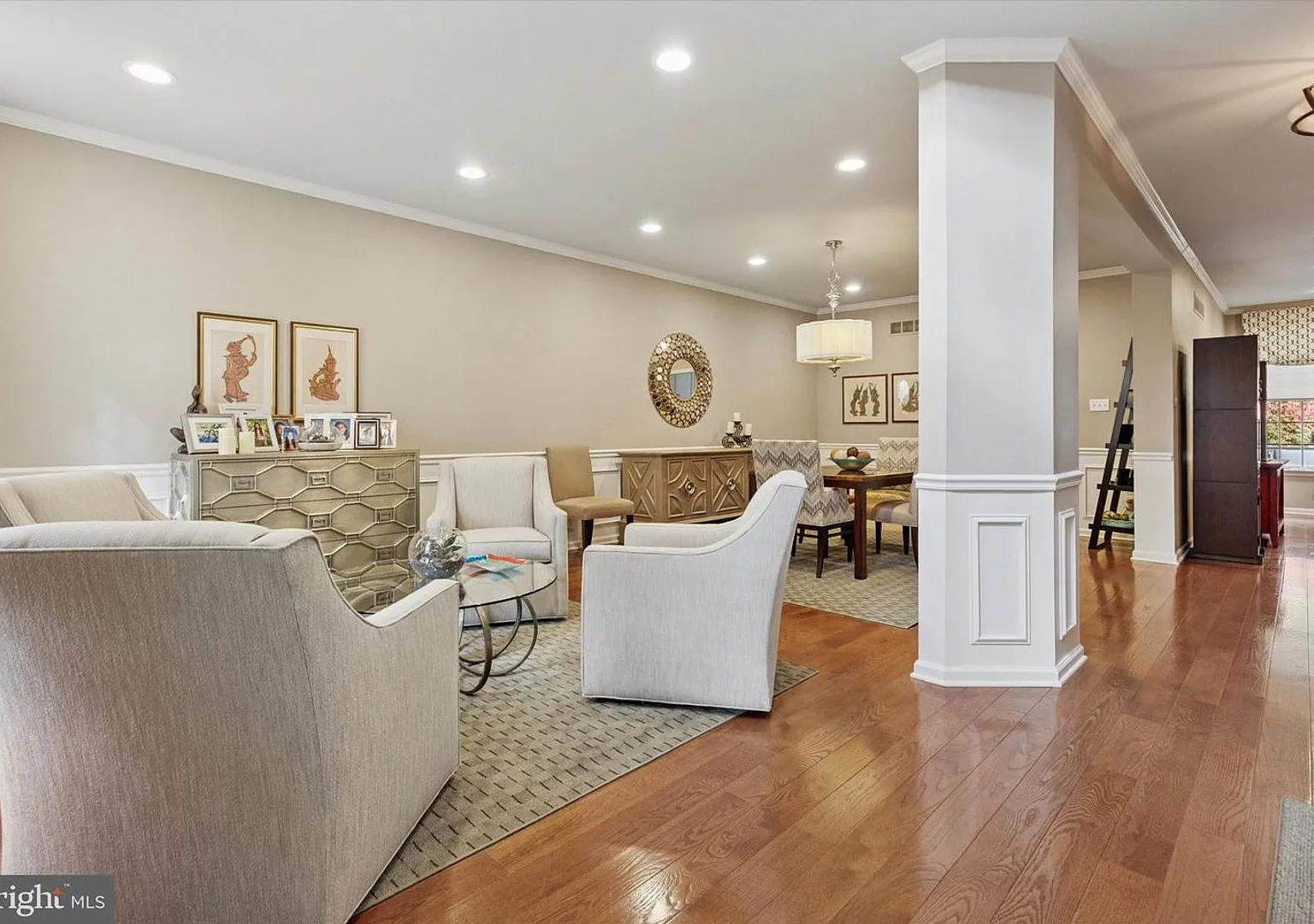Beautiful Belle Aire Townhome with Finished Basement, Garage & Pool — Photo 4