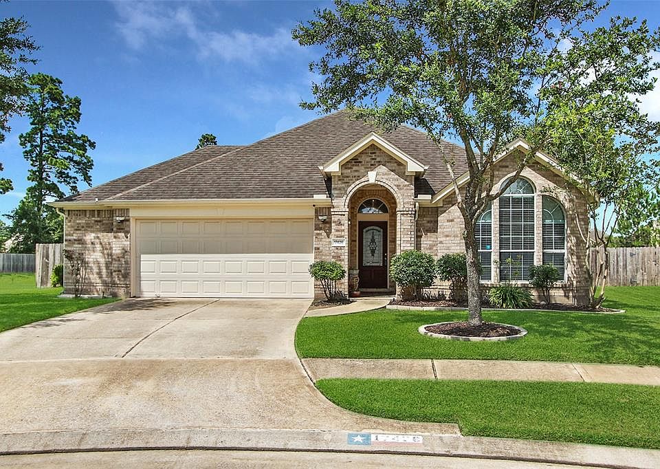 Welcome home to 17426 Renee Springs located on a quiet cul-de-sac street with no back neighbors and easy access to the neighborhood playground and lake! This stunning home has lovely curb appeal, a well-manicured lawn, beautiful landscaping, brick el