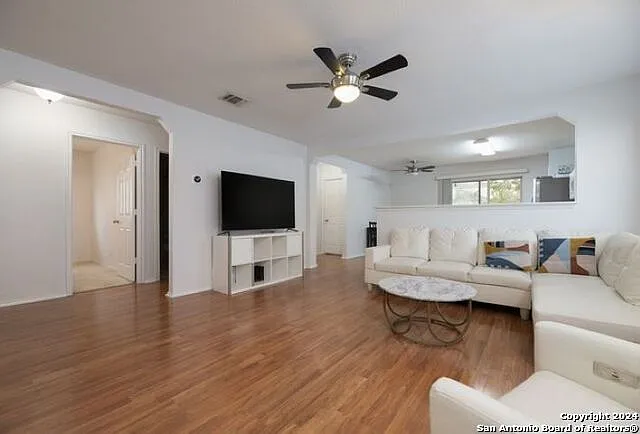 3 bed, 1196 sqft, $1,800 — Photo 3