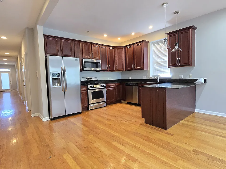 3147 W Augusta Blvd #1