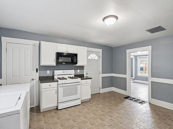 3rd image of 3715 Pearl Ave