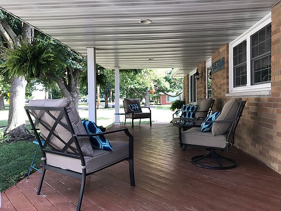 Inviting front porch!