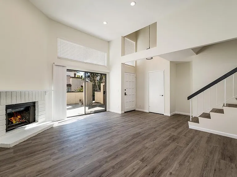 5800 Owensmouth Ave #14 — Photo 4