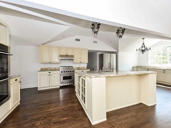 3rd image of 1 Parish Dr #1