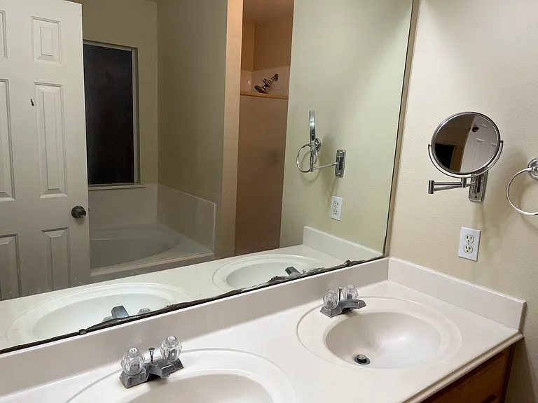 Master room double-sink