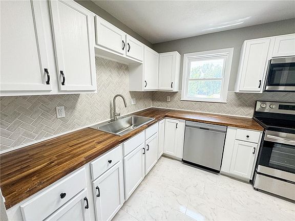 5th image of 608 N Westwood Dr