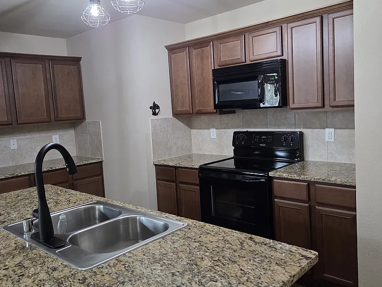 2118 Meadow Park Dr — Photo 10