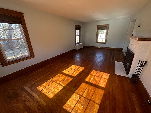 Living room with no furniture