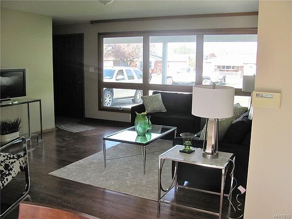 3rd image of 2579 Parker Blvd