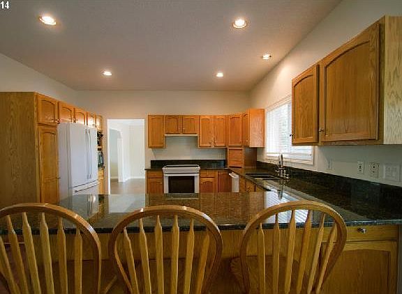 4th image of 656 NE Alexis Ct