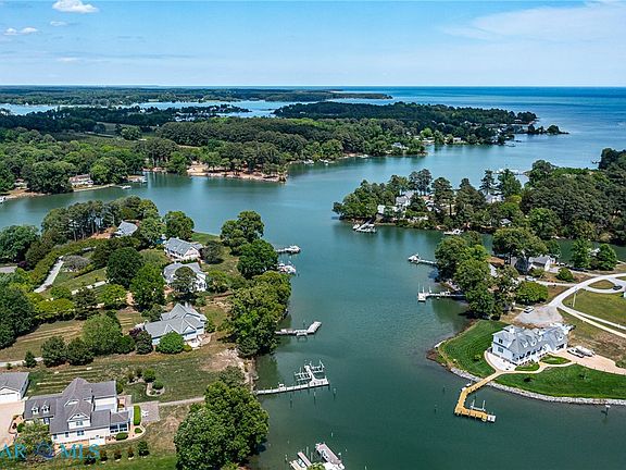 4th image of 310 Old Point Rd