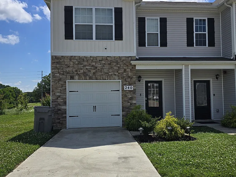 240 Warrior Pl — Photo 1