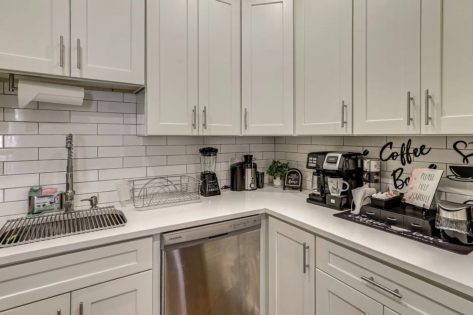 5 bed, 2.0 bath, 4445 sqft, $4,152 — Photo 2