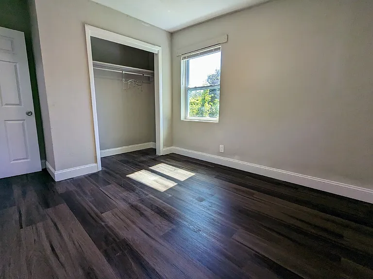 1352 W 30th St #4 — Photo 6