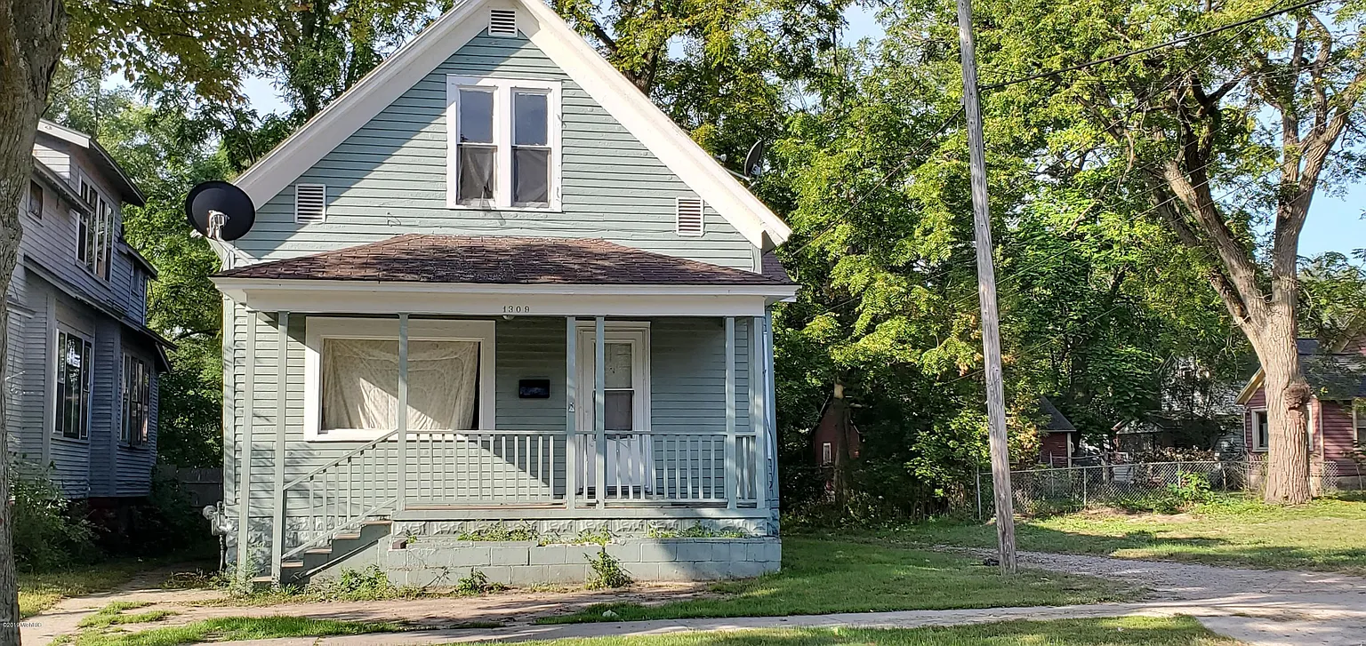 1309 6th St photo 1